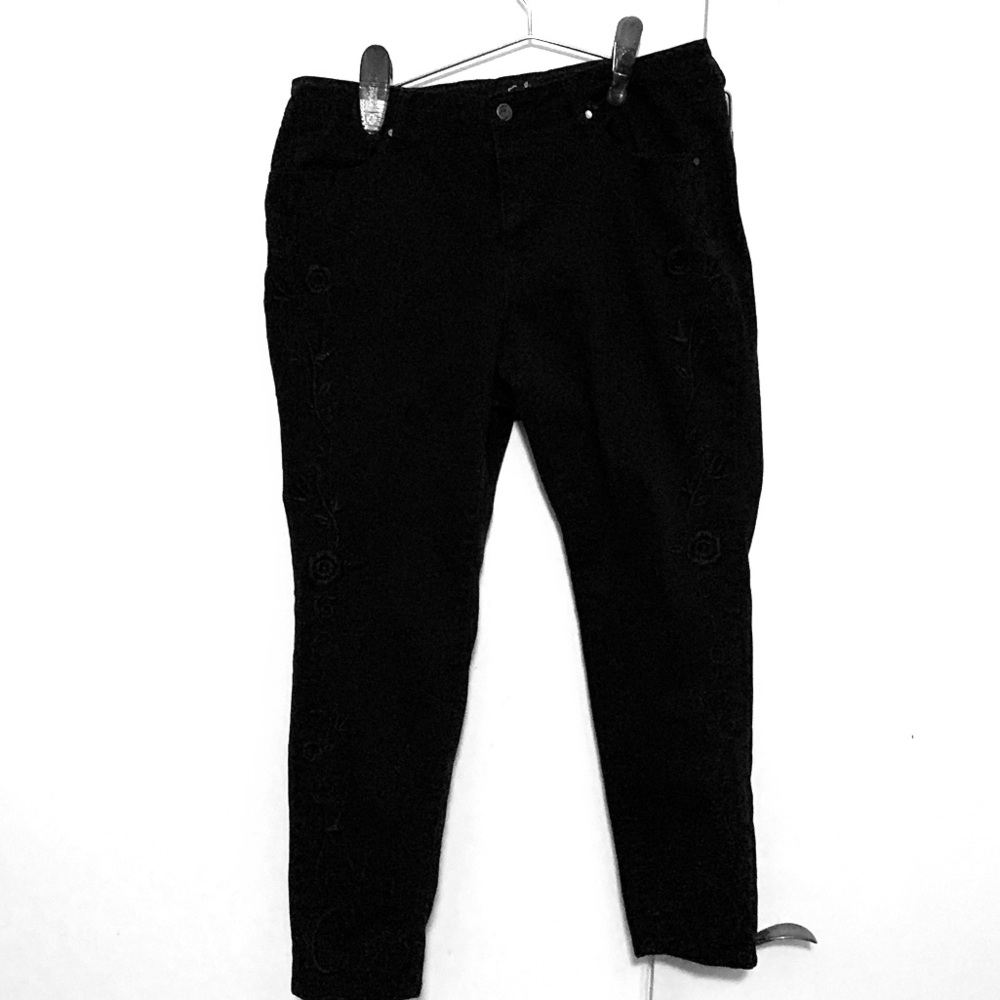 Gorgeous, embroidered black jeans